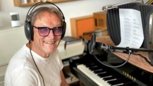Edwin Wiegele im Aquarius-Tonstudio. Für „Sag mir“ singt er und spielt natürlich Klavier.
