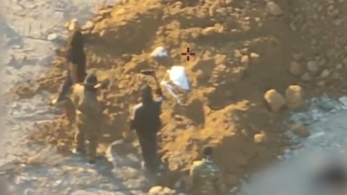 Die Hamas-Terroristen fotografierten sich bei ihrem inszenierten Leichenfund.