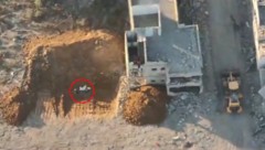 Drohnenaufnahmen zeigen die Hamas bei der Inszenierung eines Leichenfundes.