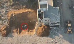 Drohnenaufnahmen zeigen die Hamas bei der Inszenierung eines Leichenfundes.