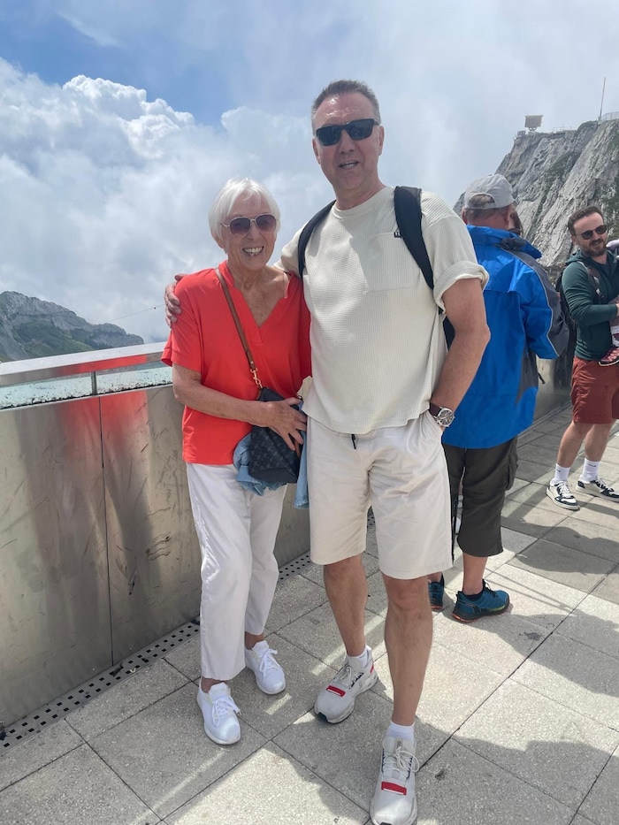 Andy mit seiner Mutter Renate in den Schweizer Bergen.