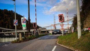 Trotz sinkender Verkehrszahlen hält das Land Oberösterreich an der morgendlichen Öffnung des ...
