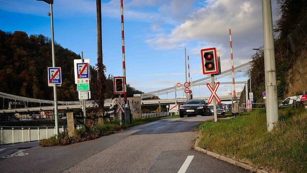 Trotz sinkender Verkehrszahlen hält das Land Oberösterreich an der morgendlichen Öffnung des ...