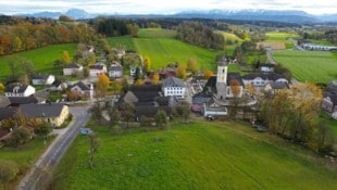 In Ungenach sorgt die Umwidmung eines Grundstücks des Bürgermeisters für Aufregung.