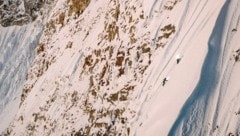 Nach heftigen Schneefällen im Himalaya-Gebirge sind am Mount Everest erneut Bergsteiger in Not ...
