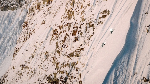 Nach heftigen Schneefällen im Himalaya-Gebirge sind am Mount Everest erneut Bergsteiger in Not ...