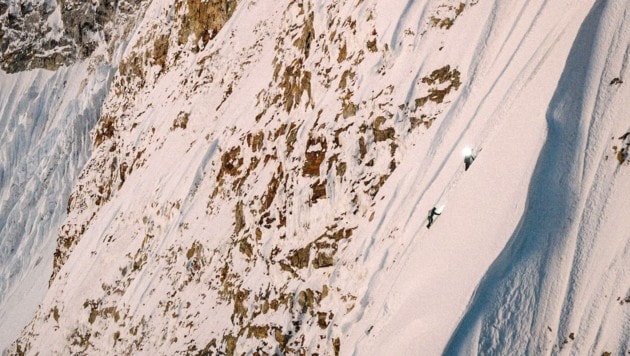 Nach heftigen Schneefällen im Himalaya-Gebirge sind am Mount Everest erneut Bergsteiger in Not ...