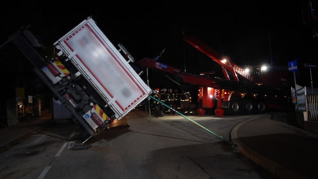 Bei Arbeiten mit einem Ladekran kippte ein Lastkraftwagen samt Kranausleger um.