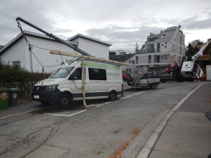 Der Ausleger stürzte auf den Anhänger sowie einen Lieferwagen.