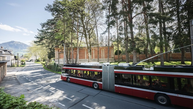 Obus beim Salzburger Kommunalfriedhof