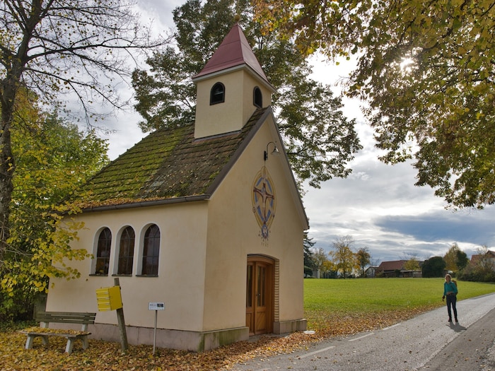 Der gemütliche Spaziergang führt auch an dieser kleinen Kapelle vorbei.