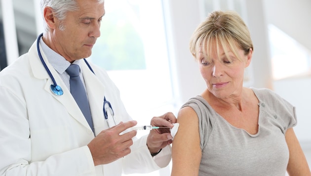 Senioren sollten sich vor allem gegen Grippe, Corona und Pneumokokken impfen lassen.