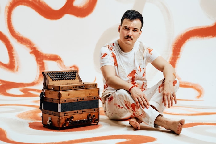 Wenn Jakob Steinkellner im Kulturhaus Bruckmühle in Pregarten aufspielt, verschmelzen Akkordeon ...