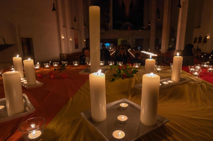 Am Vorabend von Allerheiligen führt ein Lichterweg von der Pfarrkirche Kirchdorf an der Krems ...
