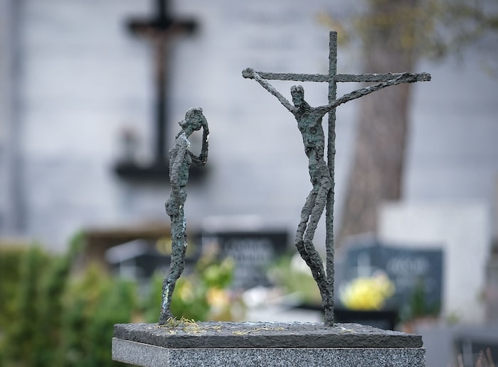 Mehrere Stationen am St. Barbara Friedhof in Linz bieten Kindern die Möglichkeit, sich ...