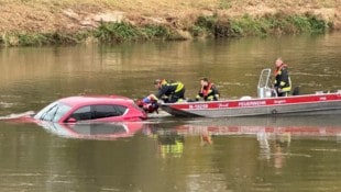 Florianis kümmerten sich nach der Rettung der Frau um den Pkw