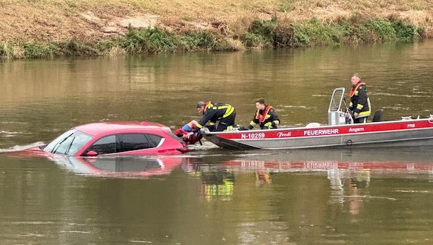 Florianis kümmerten sich nach der Rettung der Frau um den Pkw