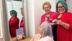 Friseurmeisterin Andrea Fröhlich frisierte Erika Schwendenwein – unter den wachsamen Augen von ...