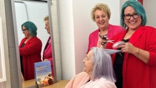Friseurmeisterin Andrea Fröhlich frisierte Erika Schwendenwein – unter den wachsamen Augen von ...