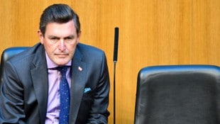 Verkehrsminister Peter Hanke (SPÖ) widerspricht in der Causa Verbrenner-Aus seinem ...