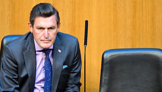 Verkehrsminister Peter Hanke (SPÖ) widerspricht in der Causa Verbrenner-Aus seinem ...