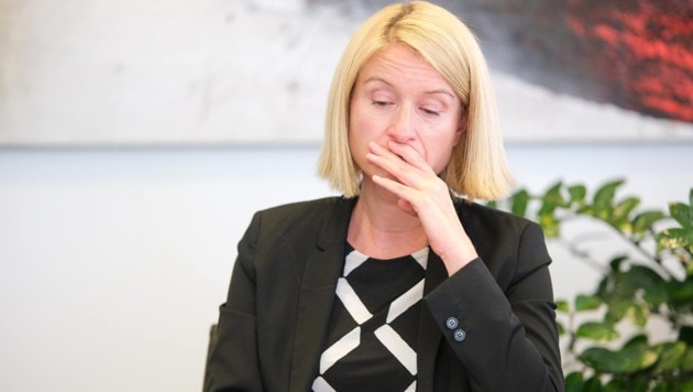 Beim Interview mit der „Krone“ kämpfte Oberösterreichs Gesundheitslandesrätin Christine ...