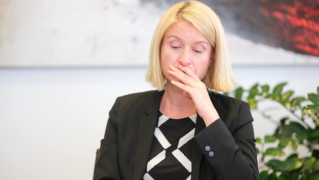 Beim Interview mit der „Krone“ kämpfte Oberösterreichs Gesundheitslandesrätin Christine ...