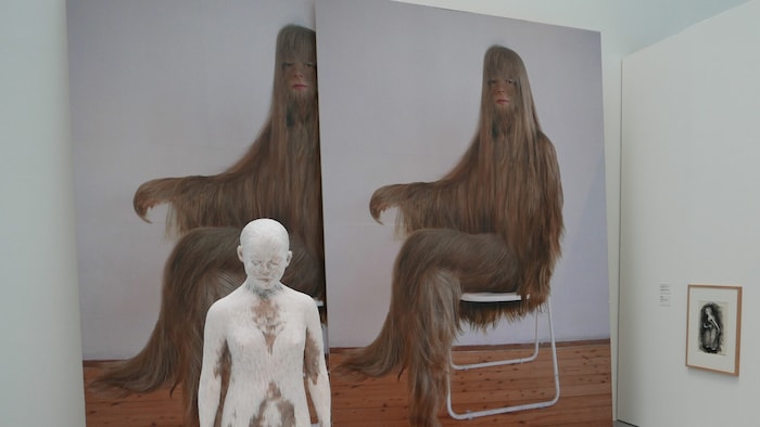 Marlene Harings behaarte Frau und eine Figur voll Federn von Lucy Glendinning.