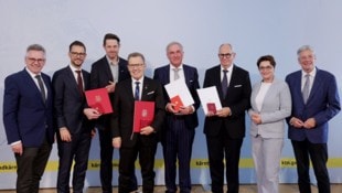 Die Spitze der Landespolitik ehrte vier große Kärntner.