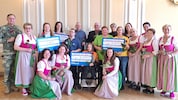 Präsidentin Doris Schreiber (2. v. li., vorne) und Gründungspräsidentin Anni Rehatschek (re.) ...