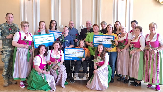 Präsidentin Doris Schreiber (2. v. li., vorne) und Gründungspräsidentin Anni Rehatschek (re.) ...