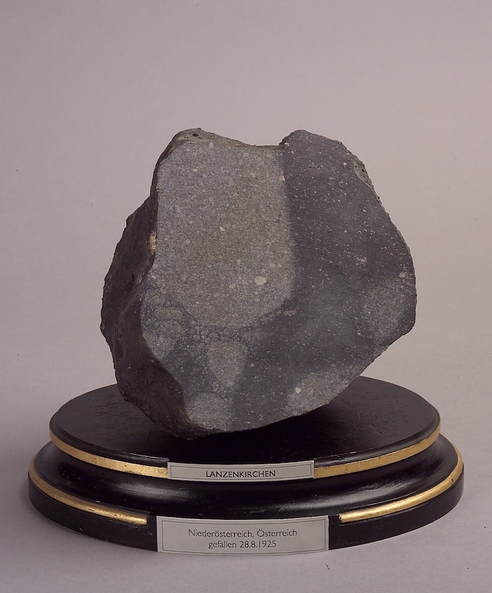 Vor etwas mehr als 100 Jahren ging dieser Meteor auf einer Wiese in Lanzenkirchen nieder.