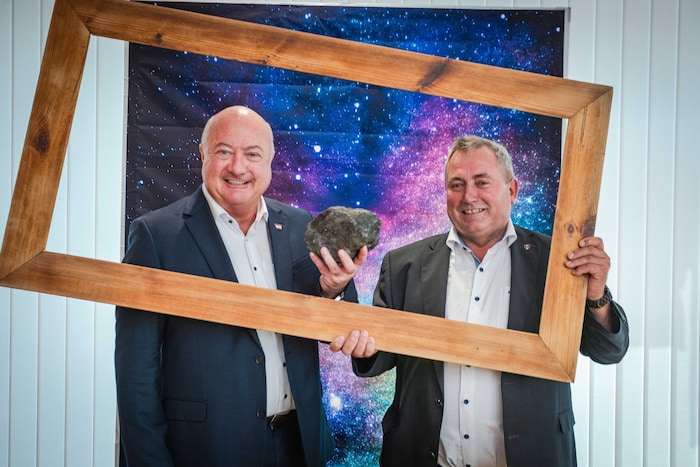 Bundeskanzler Christian Stocker und Ortschef Bernhard Karnthaler mit der Meteornachbildung.