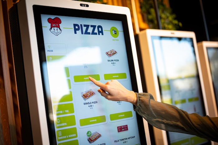 Über ein Touch-Display wie bei Fastfood-Restaurants wird die gewünschte Pizza ausgewählt.