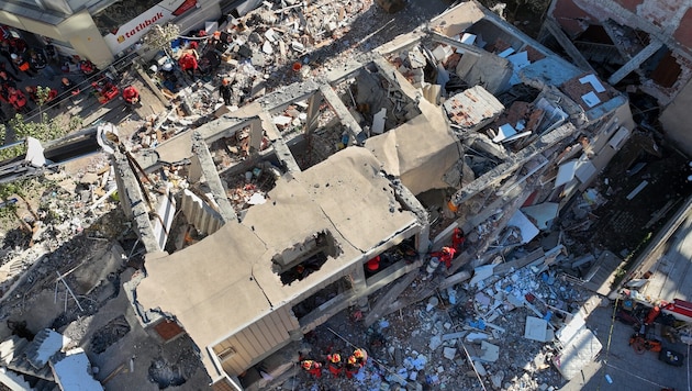 In der Türkei ist ein siebenstöckiges Wohnhaus eingestürzt und hat eine Familie unter sich ...