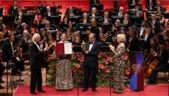 Die Preisverleihung durch König Carl XVI. Gustaf im Konzerthaus von Stockholm.
