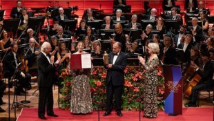 Die Preisverleihung durch König Carl XVI. Gustaf im Konzerthaus von Stockholm.