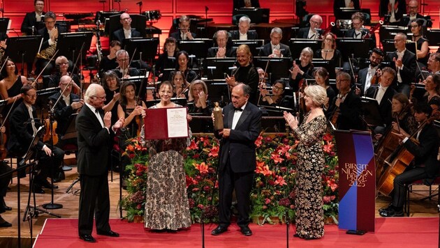 Die Preisverleihung durch König Carl XVI. Gustaf im Konzerthaus von Stockholm.