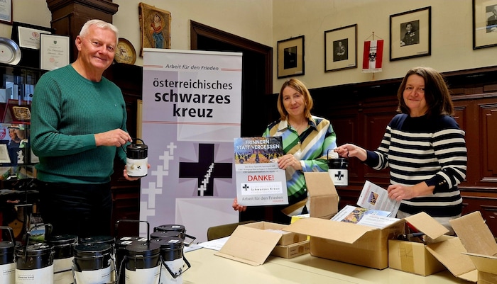 Brigadier Rapatz, Sekretärin/Sachbearbeiterin der Landesgeschäftsstellen Wien und NÖ Karoline ...