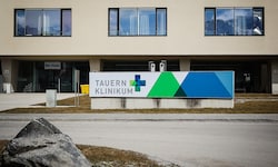 Vor dem Tauernklinikum ereignete sich der Vorfall.