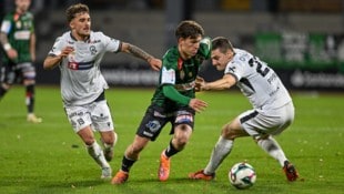 Die Bregenzer (im Bild Yannick Cotter und Florian Prisch gegen Nikolas Bajlicz) wehrten sich mit ...