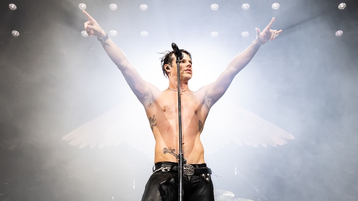 Yungblud dirigiert sein Publikum mit erstaunlicher Selbstsicherheit.