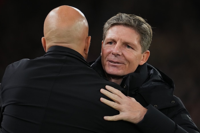 Zum dritten Mal in dieser Saison musste sich Slot (l.) Oliver Glasner geschlagen geben.