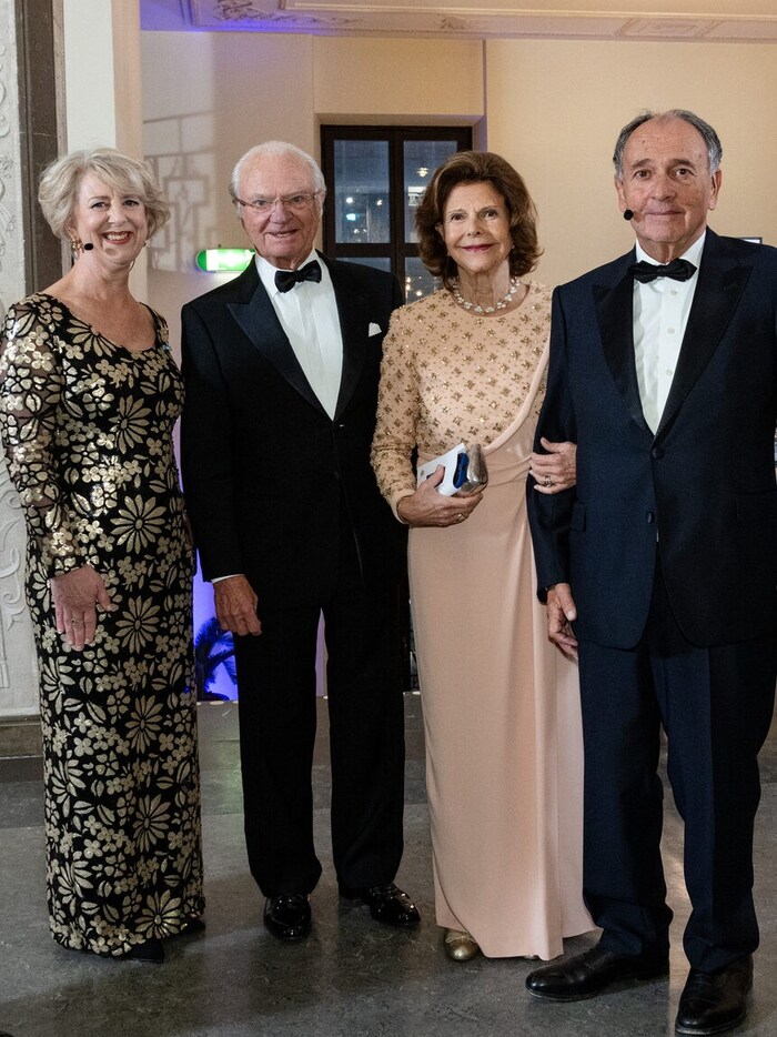 Susanne Rydén (li.), die Präsidentin der Birgit-Nilsson-Stiftung, begrüßt König Carl XVI. Gustaf ...