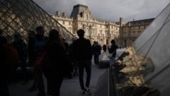 Ein Quartett führte den Coup im Louvre aus – nach dem vierten Einbrecher wird noch gefahndet.