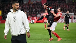 Deniz Undav (l.) beschwerte sich über Dominik Kohrs (r.) harte Zweikämpfe.