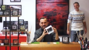 Die Künstler Gerd Winkler (li.) und Marko Zink in der Werkstatt in Wien-Hernals, wo ihre ...