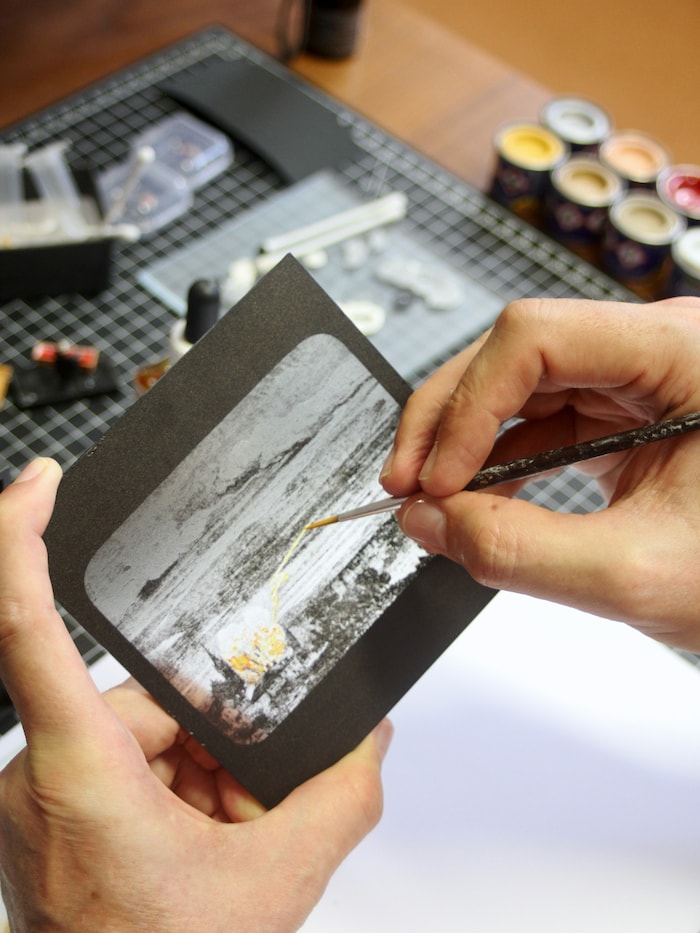 Die Glasplatten werden restauriert und koloriert