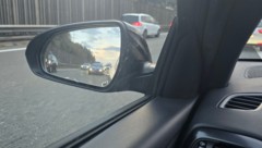 So funktioniert es NICHT. Der deutsche Autolenker – zu sehen im Seitenspiegel – stand mitten in ...