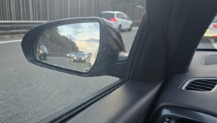 So funktioniert es NICHT. Der deutsche Autolenker – zu sehen im Seitenspiegel – stand mitten in ...